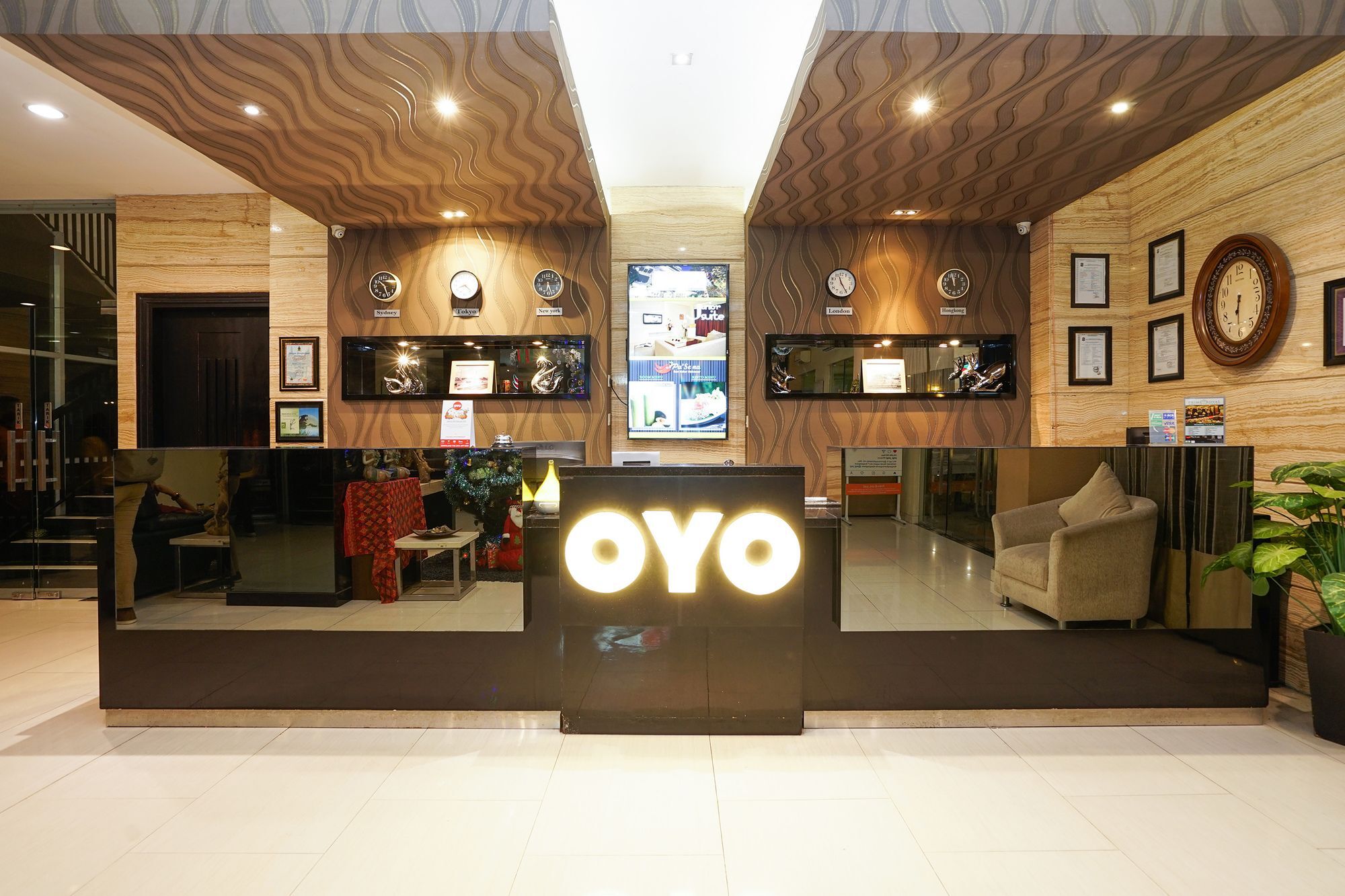 Oyo 197 Prime Royal Hotel Kapasari ภายนอก รูปภาพ